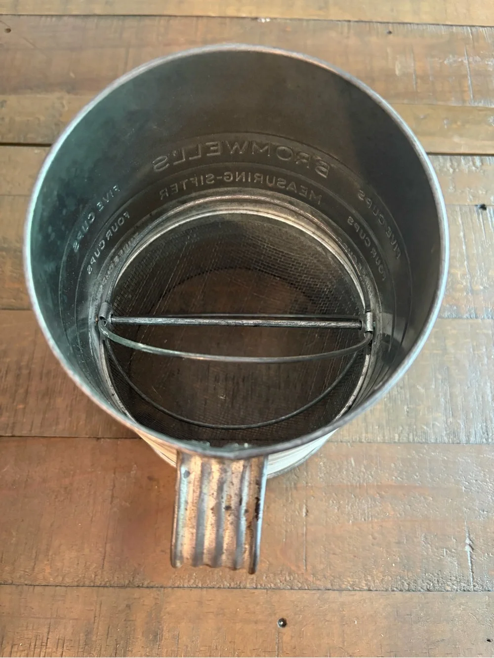 Vintage 1979 Bromwells 5 Cup Measuring Flour Sifter Tin Retro Kitchen Decor USA
